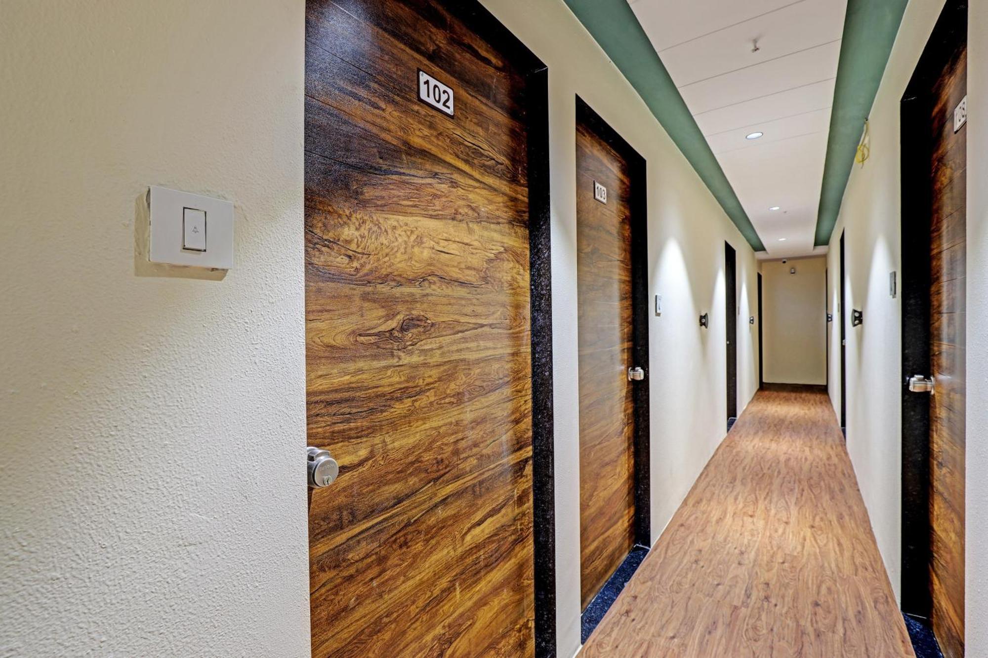 Collection O Hotel Swarg สุรัต ภายนอก รูปภาพ