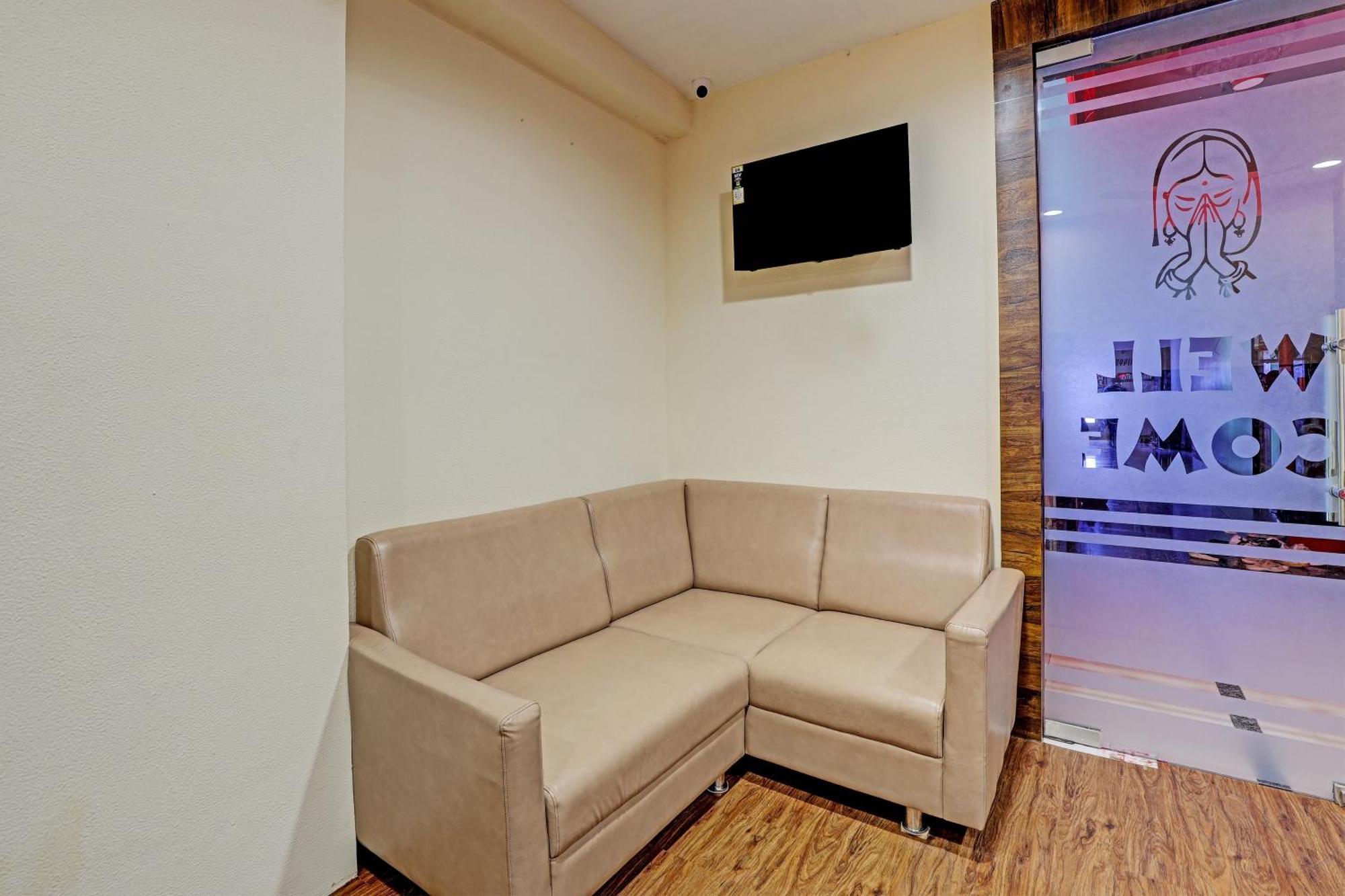 Collection O Hotel Swarg สุรัต ภายนอก รูปภาพ